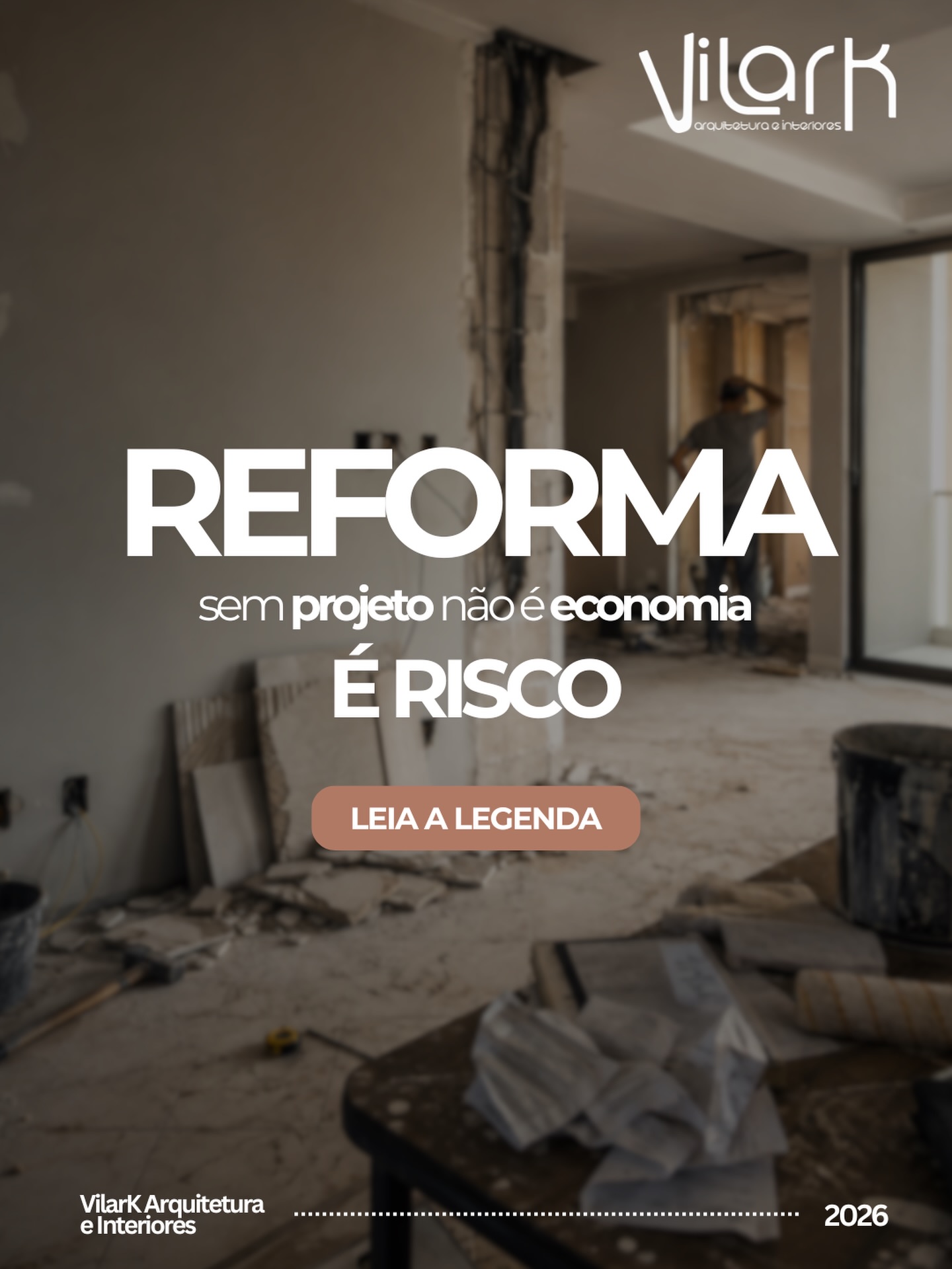Reformar sem projeto pode até parecer economia no começo.
Mas, na prática, é abrir espaço para decisões no improviso, retrabalho, atrasos e gastos que poderiam ter sido evitados.
Antes de quebrar parede, comprar material ou mudar a planta, existe uma etapa essencial: o planejamento.
É no projeto que cada escolha ganha direção.
Cada medida é pensada.
Cada detalhe é previsto.
E cada decisão deixa de ser chute para se tornar solução.
Porque uma reforma bem feita não começa na obra.
Começa no projeto.
VilarK Arquitetura e Interiores
Projetos que transformam espaços com clareza, função e propósito.
#vilarkarquitetura #arquitetura #arquiteturadeinteriores #reforma #reformasemprojeto